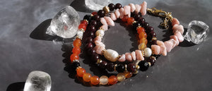 Bracelets élastiques en pierre fines naturelles et apprêts en plaqué or ou acier inoxydable. Pour femmes.