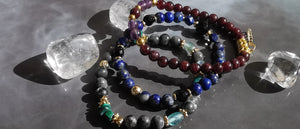 Bracelets élastique en pierre fines naturelles et apprêts en plaqué or ou acier inoxydable. Pour hommes ou pour femmes.