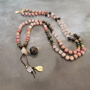 Colliers en pierres naturelles de style mala tibétain avec 108 perles nouées à la main dans notre atelier en France. Grenat, quartz rose, rhodhonite, jaspe , cristal de roche, arbre de vie... composent les malas-bijoux. Pierres semi-précieuses énergétique