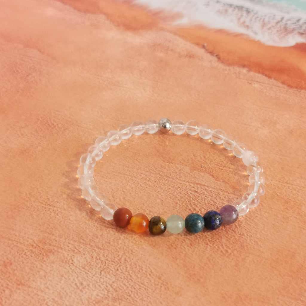 Bracelet des 7 chakras associés au cristal de roche . Pierre de 6 mm.