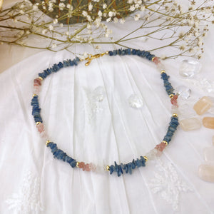 Collier de vacance en pierres fines naturelles. Les pierre naturelles qui le compose sont: Cyanite, Quartz rose, Quartz aux fraises. Collier à porter seul ou en accumulation.