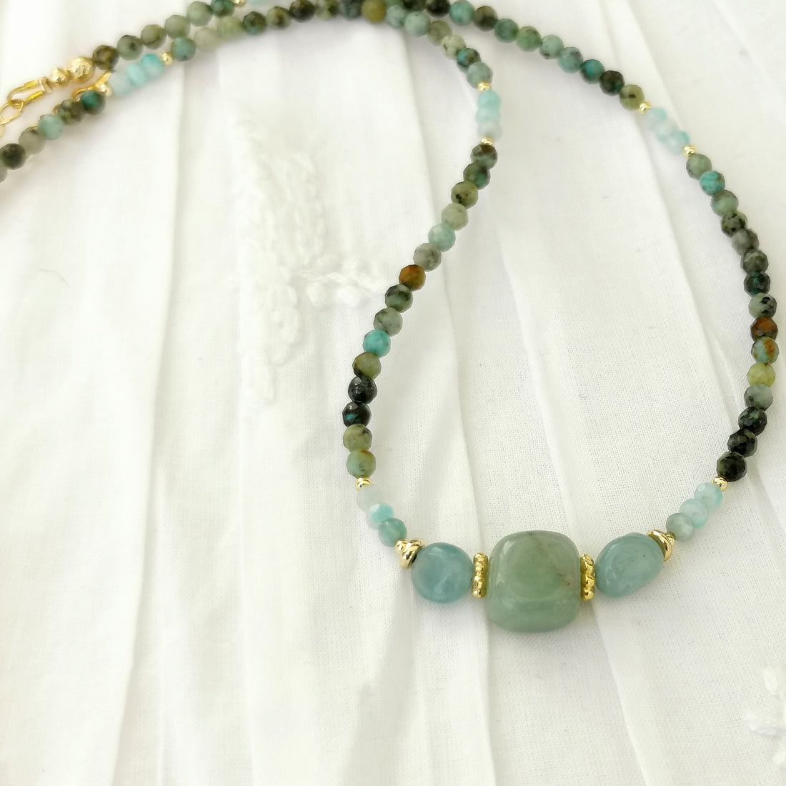 Aux couleurs de l'embouchure du Tage...Collier ras de cou en pierres fines naturelles: turquoise africaine, amazonite, aventurine verte.