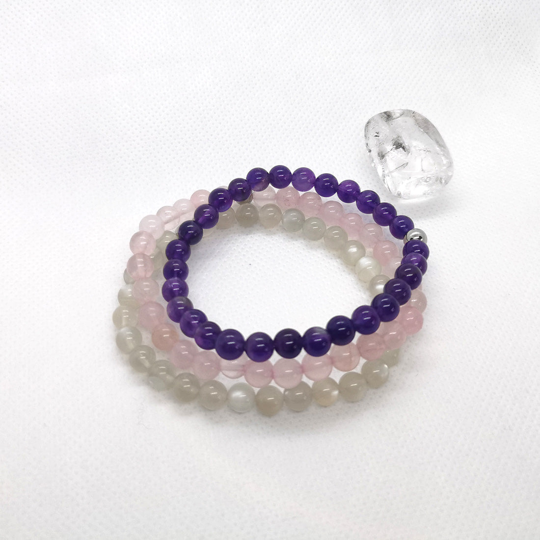 Combo de bracelets en pierres fines naturelles: améthyste, quartz rose, pierre de lune.