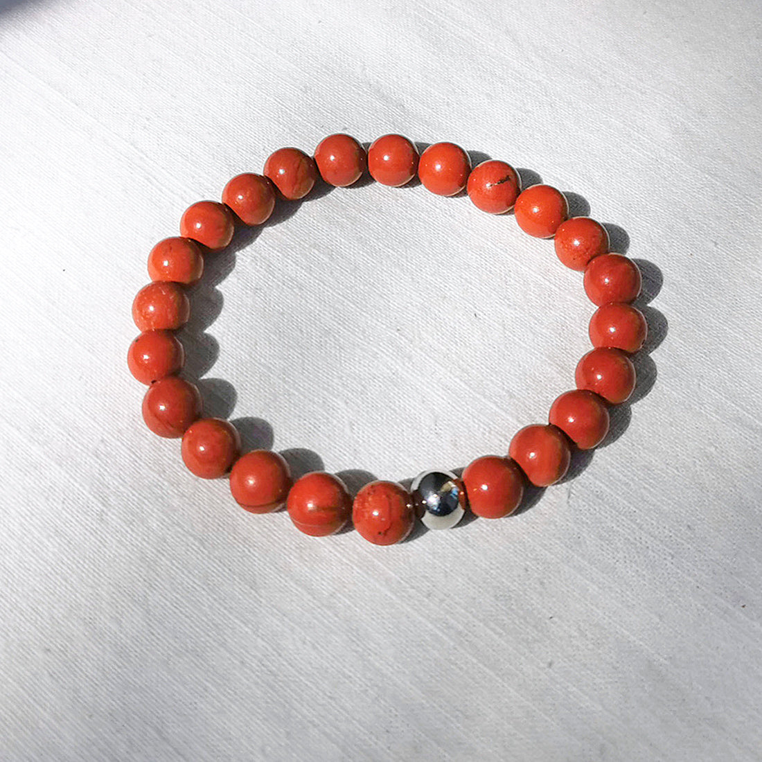 Bracelet élastique en jaspe rouge. En lithothérapie, le jaspe rouge est une pierre de protection. Elle favoriserait les nouvelles idées et l'instinct de survie, la méditation et le rappel des rêves. Correspondance chakra: racine.