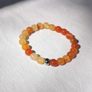 Bracelet élastique en pierre fines. La Cornaline est une pierre de réconfort. Elle permet de surmonter la colère, la peur, la tristesse et la jalousie. Pierre très prisée des artistes scéniques pour ses qualités de mémorisation et d'inspiration. correspondance chakra: sacré. perles  8mm.