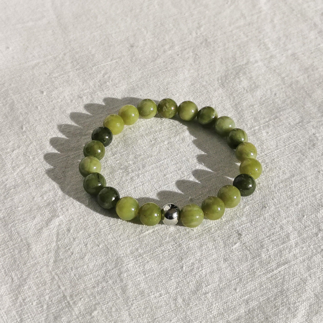 Bracelet élastique en pierres naturelles. Le Jade est une pierre de protection. Pierre sacré pour les Chinois, symbole de longévité et de sagesse et de pureté. correspondance chakra: cœur.