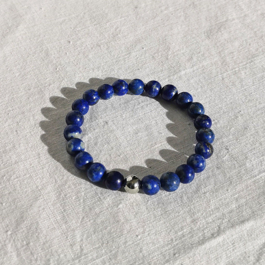 Bracelet en pierre naturelles, création française. En lithothérapie le Lapis Lazuli est une pierre de réconfort. C'est une pierre qui favorise l'amour, la vitalité et la sagesse. Pierre anti-stress qui aide à surmonter la dépression et s'ouvrir aux autres. Correspondance chakra: frontal. Pierres de 8 mm.