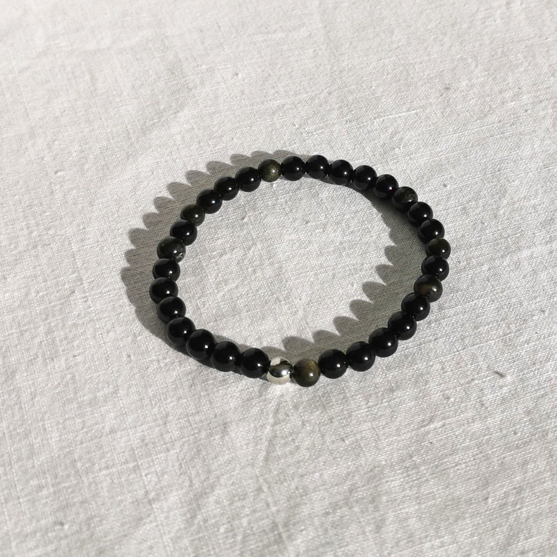 Bracelet de lithothérapie. L'Obsidienne dorée est une pierre de protection très puissante. En lithothérapie l'obsidienne dorée est décrite comme une pierre très puissante qui aide à l'introspection. Elle éloigne de vous toutes formes d'énergies négatives, elle vous agit comme un bouclier.