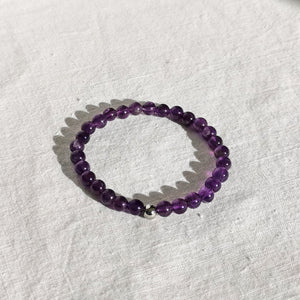 Bracelet en améthyste 6 mm. création anamour-bijoux. L'améthyste est une pierre très puissante qui a le pouvoir d'amplifier l'énergie des autres cristaux.