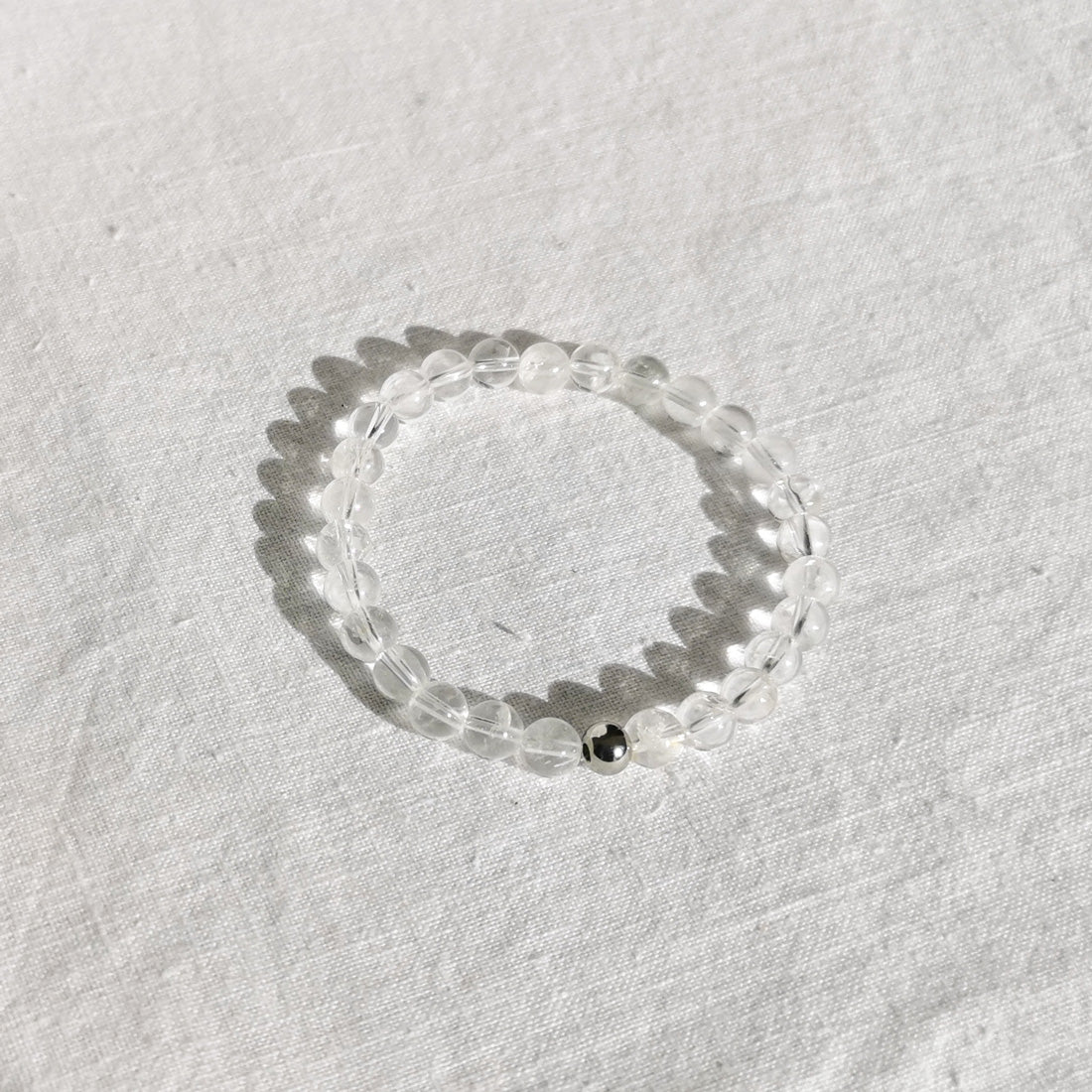 Bracelet élastique made in France. Perles de 6 mm. Le cristal de roche est une pierre de réconfort. Elle a le pouvoir de décupler les énergies des autres pierres. Aide à la concentration de l'esprit, favorise la méditation et élimine la négativité.