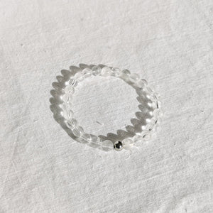 Bracelet élastique made in France. Perles de 6 mm. Le cristal de roche est une pierre de réconfort. Elle a le pouvoir de décupler les énergies des autres pierres. Aide à la concentration de l'esprit, favorise la méditation et élimine la négativité.