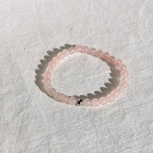 Bracelet élastique en quartz rose. En lithothérapie le quartz rose symbolise l'amour. Pierre de l'Amour qui apporte calme et sérénité. Amplifie l'Energie et las qualités féminines évacuant la colère, le stress, et la culpabilité. Elle nous console de nos blessures. Correspondance chakra: cœur.