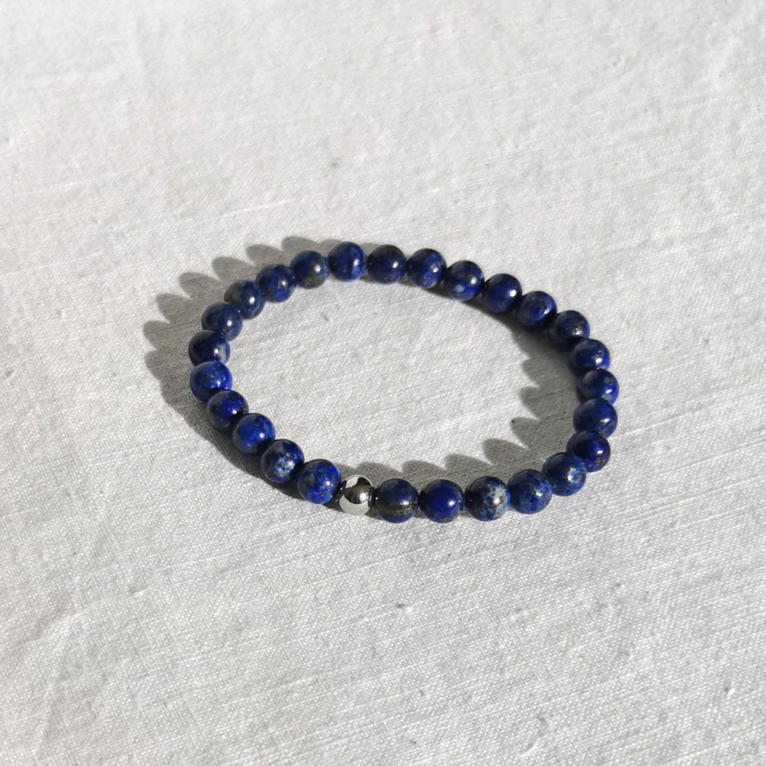 Bracelet en pierre naturelles, création française. En lithothérapie le Lapis Lazuli est une pierre de réconfort. C'est une pierre qui favorise l'amour, la vitalité et la sagesse. Pierre anti-stress qui aide à surmonter la dépression et s'ouvrir aux autres. Correspondance chakra: frontal.