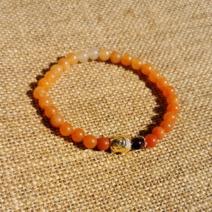 Création originale "ANAMOUR-bijoux".  Ce bracelet est monté un fil élastique de bijoutier ( très résistant) avec des perles en:  Aventurine rouge,  grenat.  Tête de bouddha et autres apprêts en plaqué or 18 k.  Les pierres sont 100 %naturelles, non traitées.