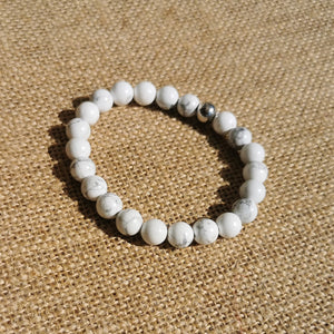 Bracelet élastique en Howlite. Pierre de protection. Elle est anti-stress. Elle favorise l'expression émotionnelle, aide à surmonter le stress et la colère.