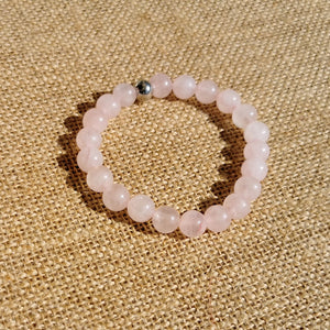 Bracelet élastique en quartz rose. En lithothérapie le quartz rose symbolise l'amour. Pierre de l'Amour qui apporte calme et sérénité. Amplifie l'Energie et las qualités féminines évacuant la colère, le stress, et la culpabilité. Elle nous console de nos blessures. Correspondance chakra: cœur. Perles de 8 mm.