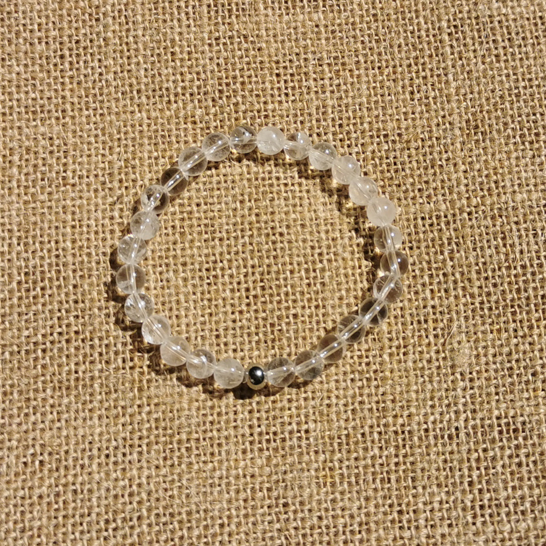 Bracelet élastique made in France. Perles de 6 mm. Le cristal de roche est une pierre de réconfort. Elle a le pouvoir de décupler les énergies des autres pierres. Aide à la concentration de l'esprit, favorise la méditation et élimine la négativité.