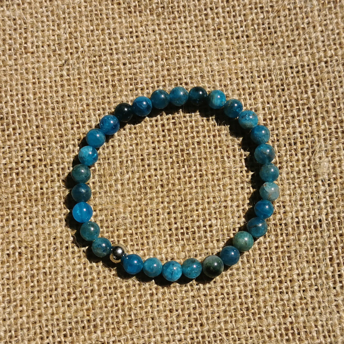 Bracelet élastique en apatite anamour-bijoux créateur Français.