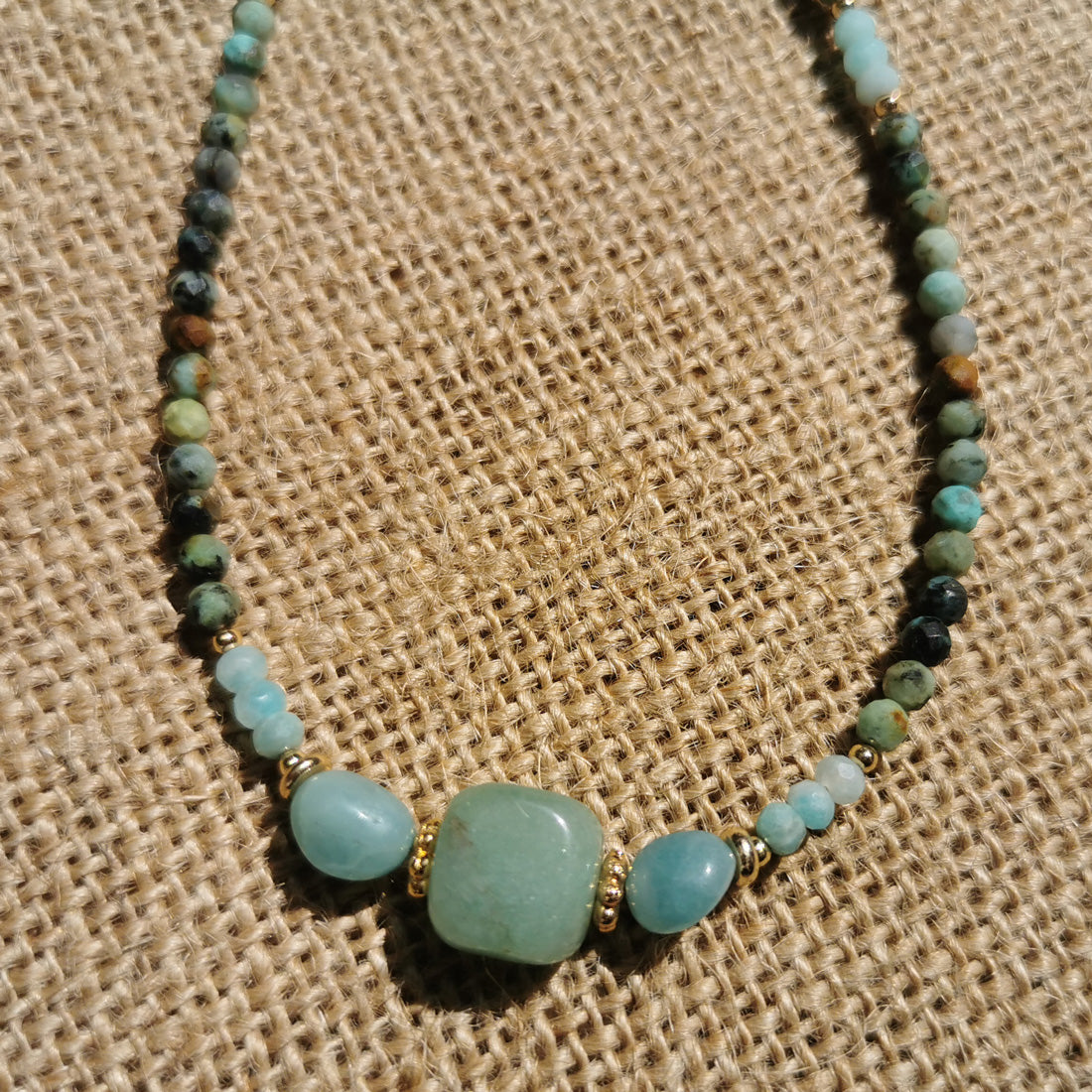 Aux couleurs de l'embouchure du Tage...Collier ras de cou en pierres fines naturelles: turquoise africaine, amazonite, aventurine verte.