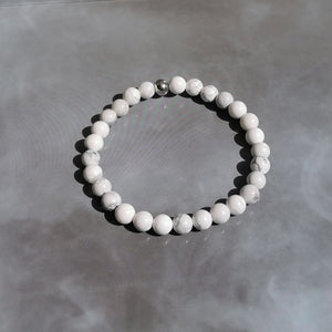 Bracelet élastique made in France. La Howlite est une pierre de protection. Elle est anti-stress.  Elle favorise l'expression émotionnelle, aide à surmonter le stress et la colère.