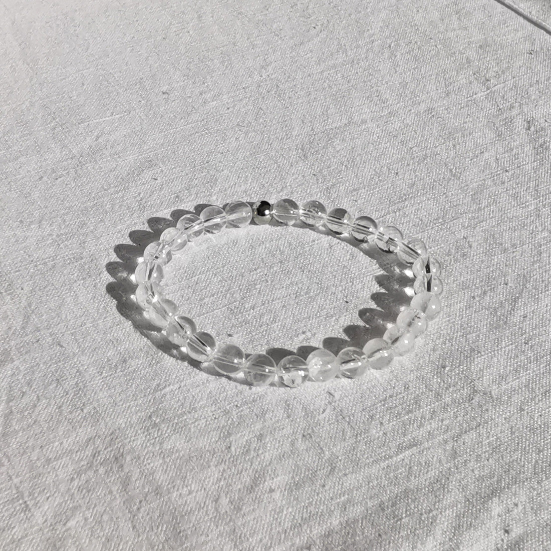 Bracelet élastique made in France. Perles de 6 mm. Le cristal de roche est une pierre de réconfort. Elle a le pouvoir de décupler les énergies des autres pierres. Aide à la concentration de l'esprit, favorise la méditation et élimine la négativité.