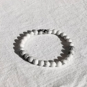 Bracelet élastique en pierre naturelles. La Howlite est une pierre de protection. Elle est anti-stress.  Elle favorise l'expression émotionnelle, aide à surmonter le stress et la colère.