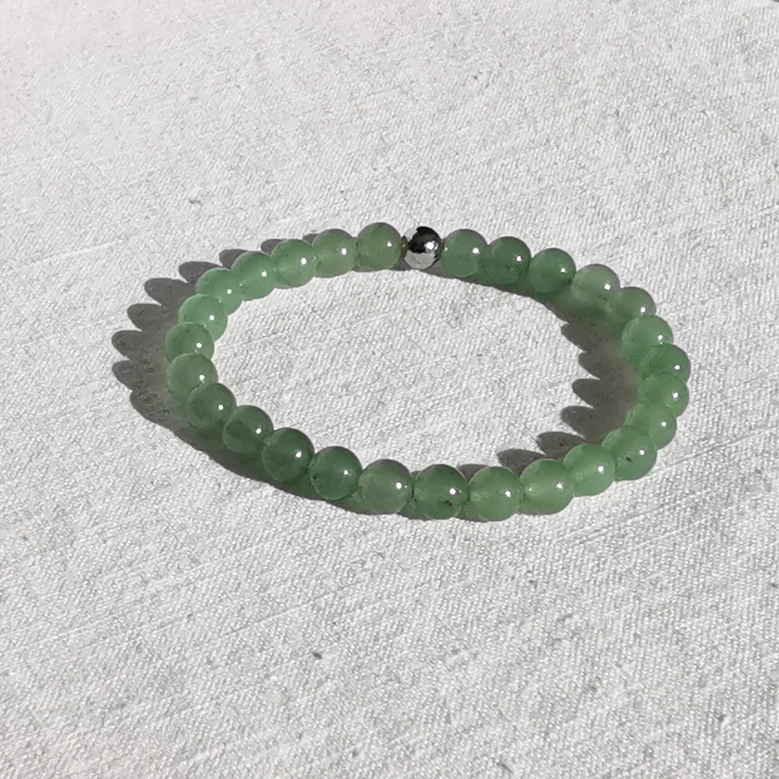 Bracelet de  lithothérapie. L'Aventurine apporte la chance! Elle favorise la créativité et la motivation. C'est une pierre anti-stress  très utile durant les périodes d'examens. Equilibre le yin et le yang et aide à prendre les bonne décisions.  C'est une pierre porte-bonheur qui encourage l'optimisme. 