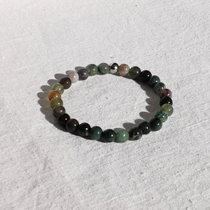 Bracelet monté sur fil de bijoutier élastique résistant. La bille d'acier chirurgical apporte une solidité supplémentaire. Confectionné dans notre atelier en France. En lithothérapie l'Agate est une pierre de protection.