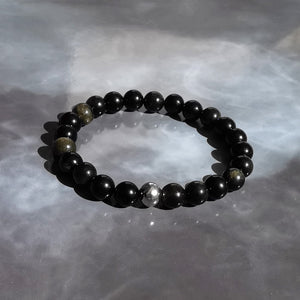 Bracelet en obsidienne dorée. En lithothérapie l'obsidienne dorée est décrite comme une pierre très puissante qui aide à l'introspection. Elle éloigne de vous toutes formes d'énergies négatives, elle vous agit comme un bouclier. C'est une pierre de protection.