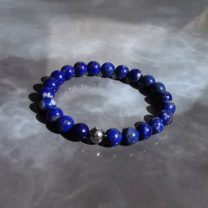 Bracelet en pierre naturelles, création française. En lithothérapie le Lapis Lazuli est une pierre de réconfort. C'est une pierre qui favorise l'amour, la vitalité et la sagesse. Pierre anti-stress qui aide à surmonter la dépression et s'ouvrir aux autres. Correspondance chakra: frontal. Pierres de 8 mm.