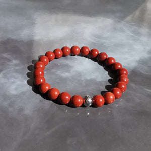 Bracelet élastique en jaspe rouge. En lithothérapie, le jaspe rouge est une pierre de protection. Elle favoriserait les nouvelles idées et l'instinct de survie, la méditation et le rappel des rêves. Correspondance chakra: racine.