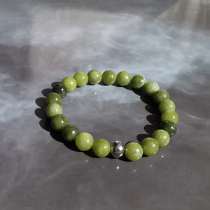 Bracelet élastique en pierres naturelles. Le Jade est une pierre de protection. Pierre sacré pour les Chinois, symbole de longévité et de sagesse et de pureté. correspondance chakra: cœur.