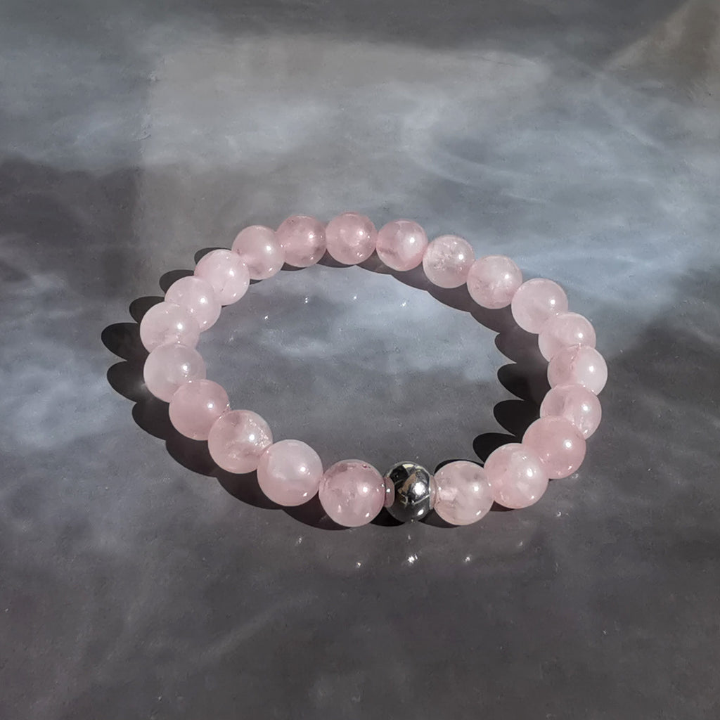 Bracelet élastique en quartz rose. En lithothérapie le quartz rose symbolise l'amour. Pierre de l'Amour qui apporte calme et sérénité. Amplifie l'Energie et las qualités féminines évacuant la colère, le stress, et la culpabilité. Elle nous console de nos blessures. Correspondance chakra: cœur. Perles de 8 mm.