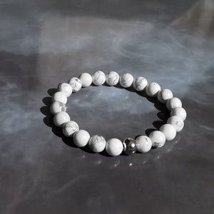 Bracelet élastique en Howlite. Pierre de protection. Elle est anti-stress.  Elle favorise l'expression émotionnelle, aide à surmonter le stress et la colère.