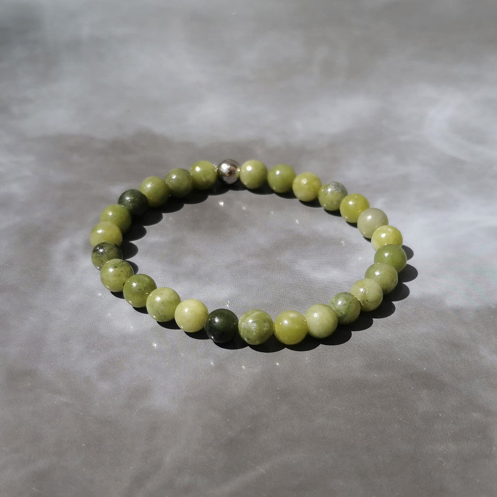 Bracelet élastique en pierres naturelles.Le Jade est une pierre de protection. Pierre sacré pour les Chinois, symbole de longévité et de sagesse et de pureté.  correspondance chakra: cœur.