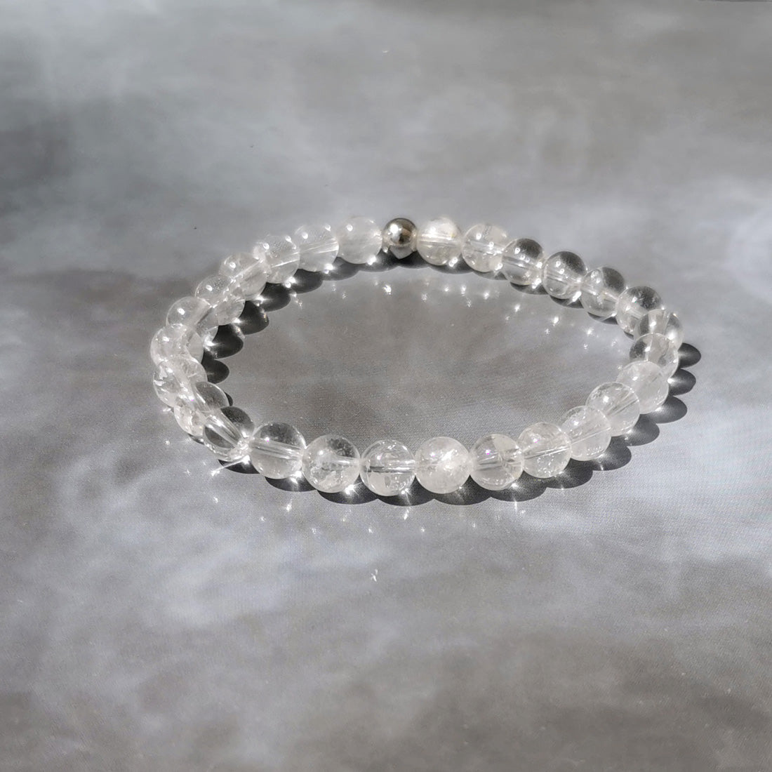 Bracelet élastique made in France. Perles de 6 mm.  Le cristal de roche est une pierre de réconfort. Elle a le pouvoir de décupler les énergies des autres pierres. Aide à la concentration de l'esprit, favorise la méditation et élimine la négativité.