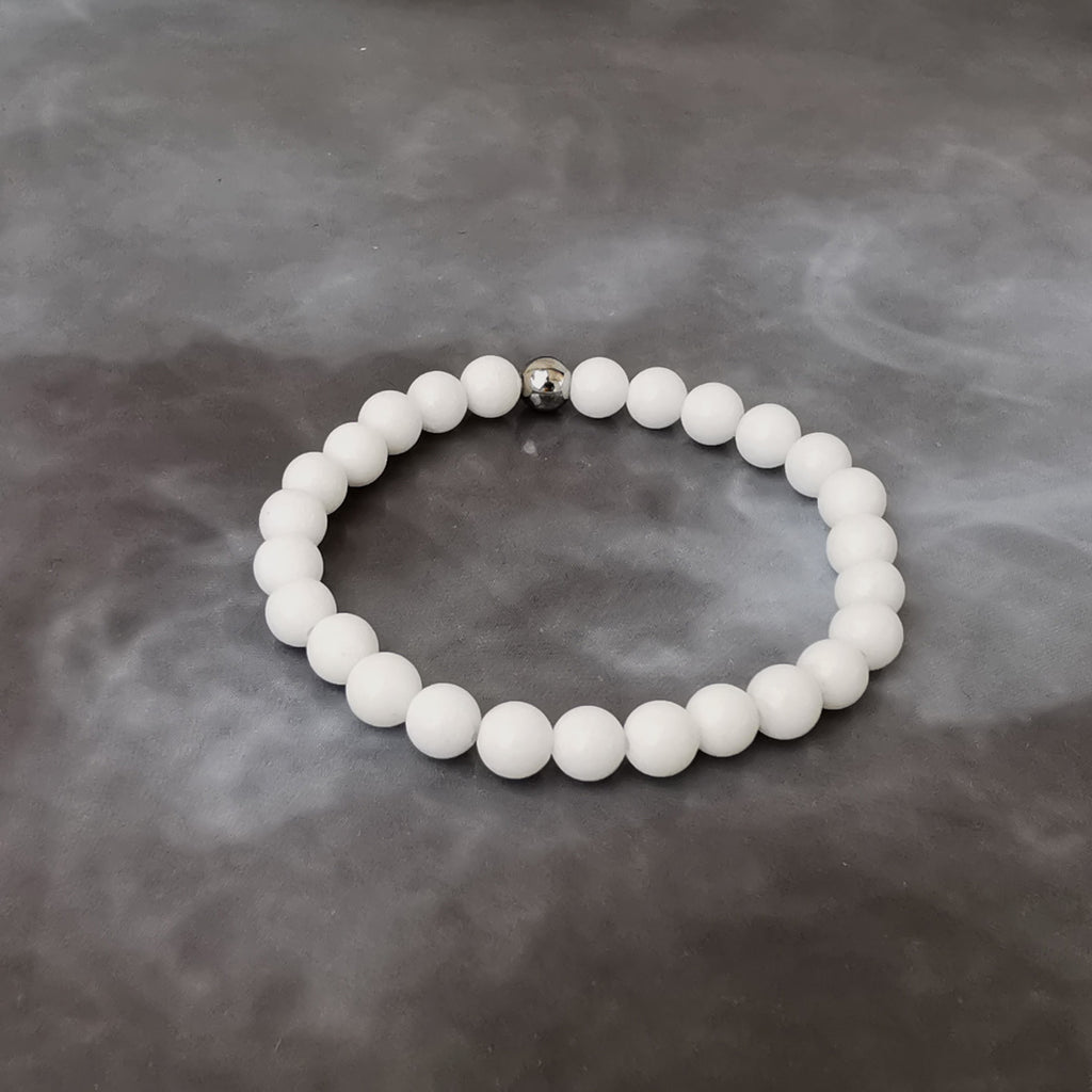 Bracelet élastique. Le Jade est une pierre d'ancrage. Pierre emblématique de Chine, symbole de longévité et de  sagesse.  Excellente pierre à offrir à un enfant car il apporte la confiance en soi et l'équilibre émotionnel