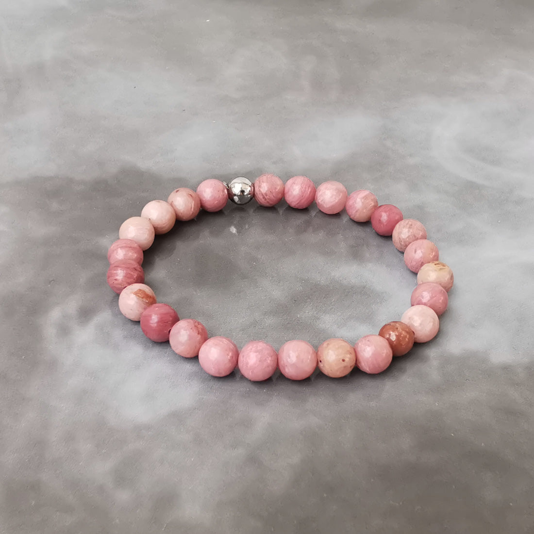 Bracelet femme. En lithothérapie la rhodochrosite symbolise l'amour et le pardon. Bénéfique au flots de l'énergie et à l'équilibre du yin yang. Pierre qui apporte du courage et aide à combattre la dépression et les traumatismes émotionnels.  Correspondance chakra: cœur.