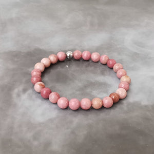 Bracelet femme. En lithothérapie la rhodochrosite symbolise l'amour et le pardon. Bénéfique au flots de l'énergie et à l'équilibre du yin yang. Pierre qui apporte du courage et aide à combattre la dépression et les traumatismes émotionnels.  Correspondance chakra: cœur.