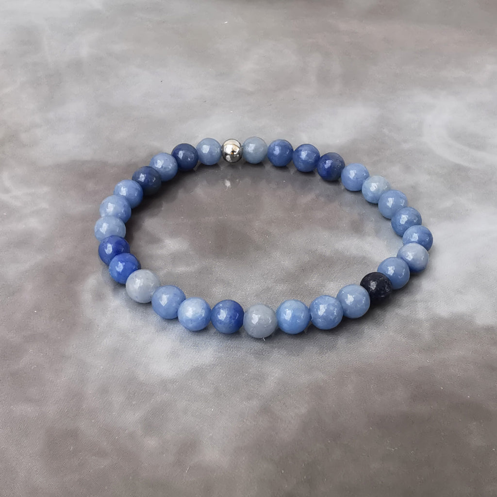 Bracelet confectionné dans notre atelier en France.  Variété de quartz présentant des inclusions de mica lui donnant un aspect moucheté et scintillant.  L'Aventurine apporte la chance! Elle calme la colère. C'est une pierre anti-stress  qui favorise le développement personnel.