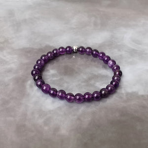 Bracelet en améthyste 6 mm. création anamour-bijoux. L'améthyste est une pierre très puissante qui a le pouvoir d'amplifier l'énergie des autres cristaux.