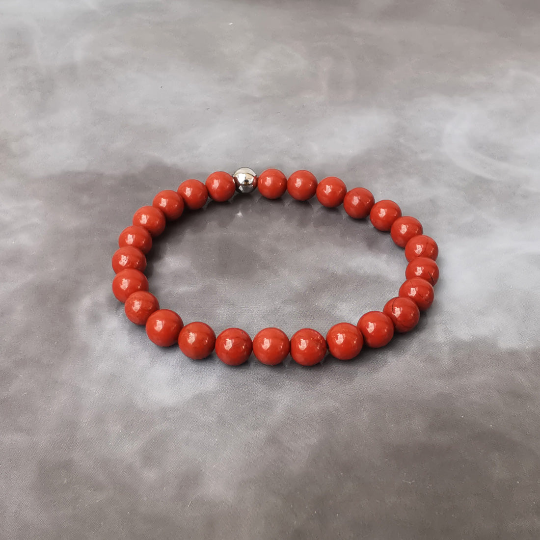 Bracelet élastique en jaspe rouge. En lithothérapie, le jaspe rouge est une pierre de protection. Elle favoriserait les nouvelles idées  et l'instinct de survie, la méditation et le rappel des rêves.  Correspondance chakra: racine.