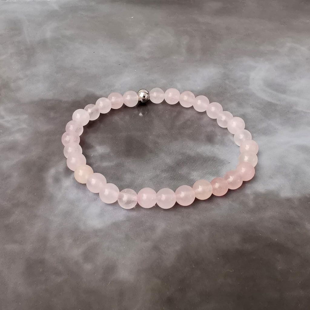 Bracelet élastique en quartz rose. En lithothérapie le quartz rose symbolise l'amour. Pierre de l'Amour qui apporte calme et sérénité. Amplifie l'Energie et las qualités féminines évacuant la colère, le stress, et la culpabilité. Elle nous console de nos blessures.  Correspondance chakra: cœur.