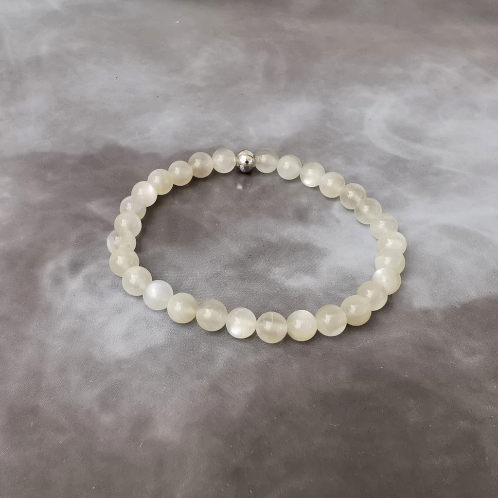 Bracelet élastique en pierre de lune. En lithothérapie la pierre de lune est une pierre de la féminité. C'est la pierre de la douceur. Elle est apaisante et apporte la confiance et le sang-froid. Elle aide à combattre le pessimisme récurrent.  Correspondance chakra: sacré.