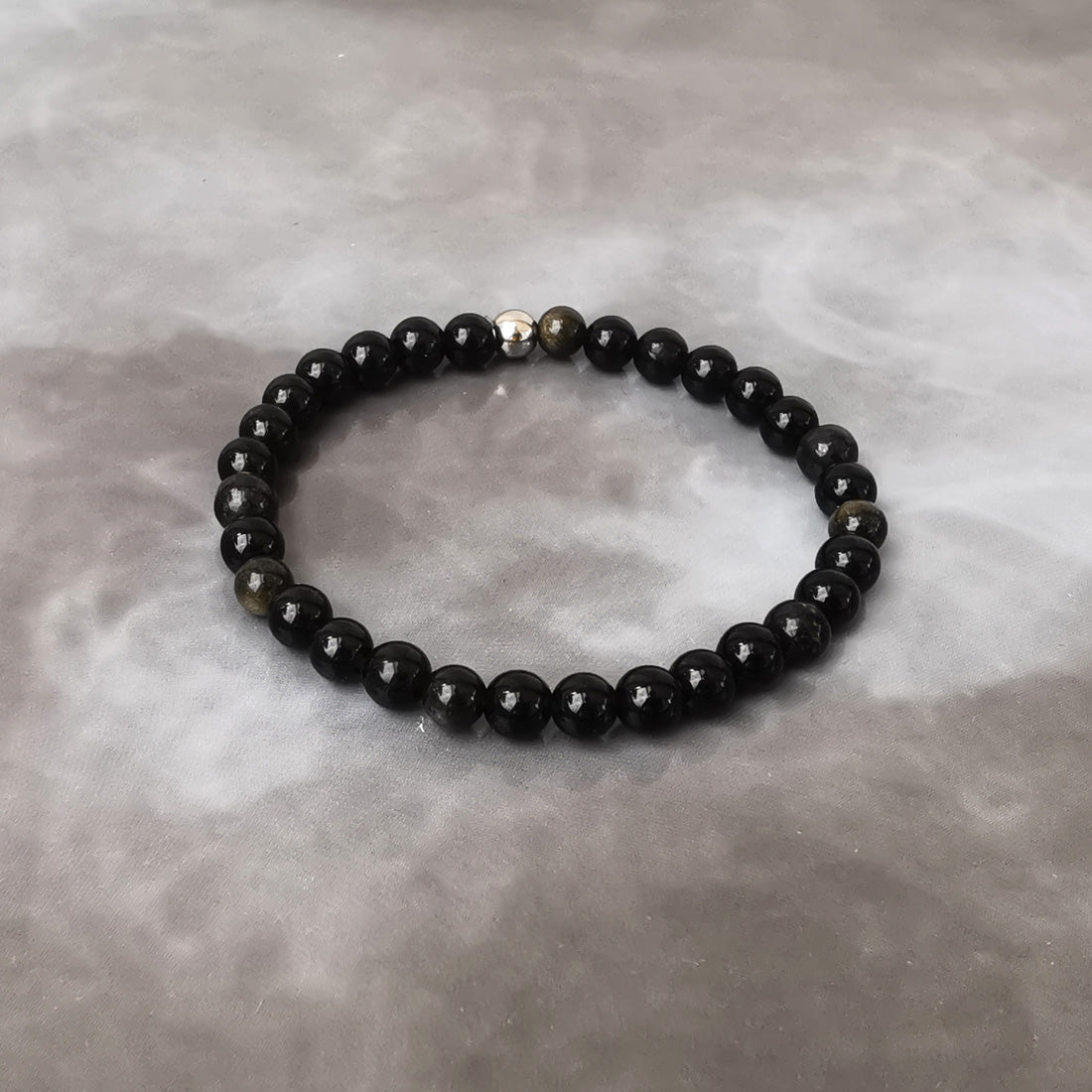 Bracelet de lithothérapie. L'Obsidienne dorée est une pierre de protection très puissante. En lithothérapie l'obsidienne dorée est décrite comme une pierre très puissante qui aide à l'introspection. Elle éloigne de vous toutes formes d'énergies négatives, elle vous agit comme un bouclier.