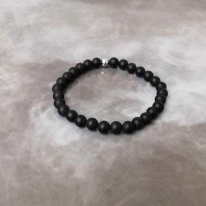 Bracelet du bien-être fabrique en France par ANAMOUR-bijoux. Agate noire mate 6 mm, pierre d'ancrage qui favorise la force intérieure.