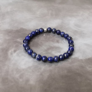 Bracelet en pierre naturelles, création française. En lithothérapie le Lapis Lazuli est une pierre de réconfort. C'est une pierre qui favorise l'amour, la vitalité et la sagesse. Pierre anti-stress qui aide à surmonter la dépression et s'ouvrir aux autres.  Correspondance chakra: frontal.