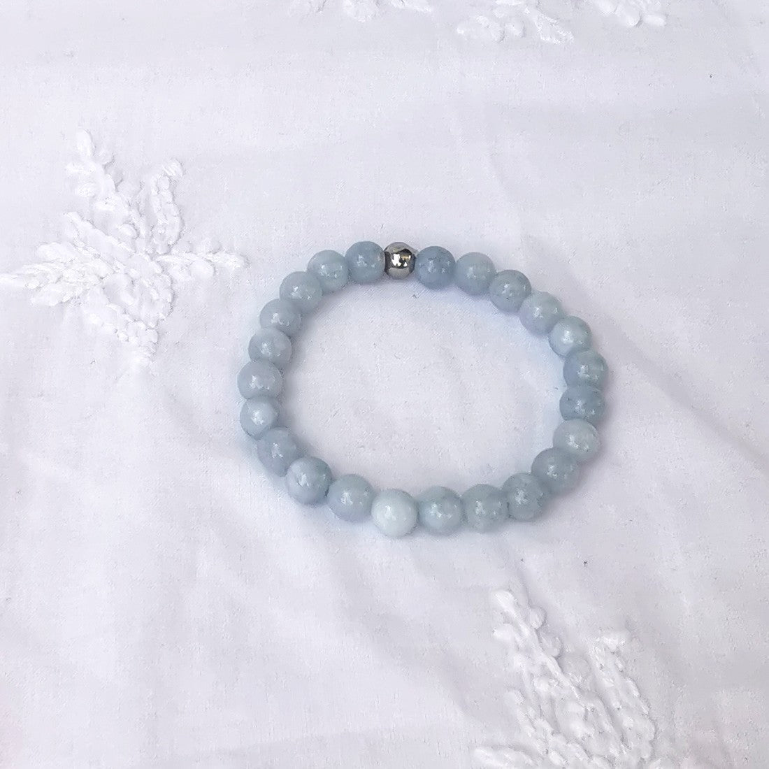 Bracelet monté sur fil de bijoutier élastique et résistant! La bille d'acier chirurgical apporte une solidité supplémentaire.  Confectionné dans notre atelier en France.  L'aigue-marine est une variété de béryl.  Protège les voyageurs. Bénéfique au cerveau et à l'intellect.  Elle favorise les études, la concrétisation et le courage! Elle élimine les polluants.