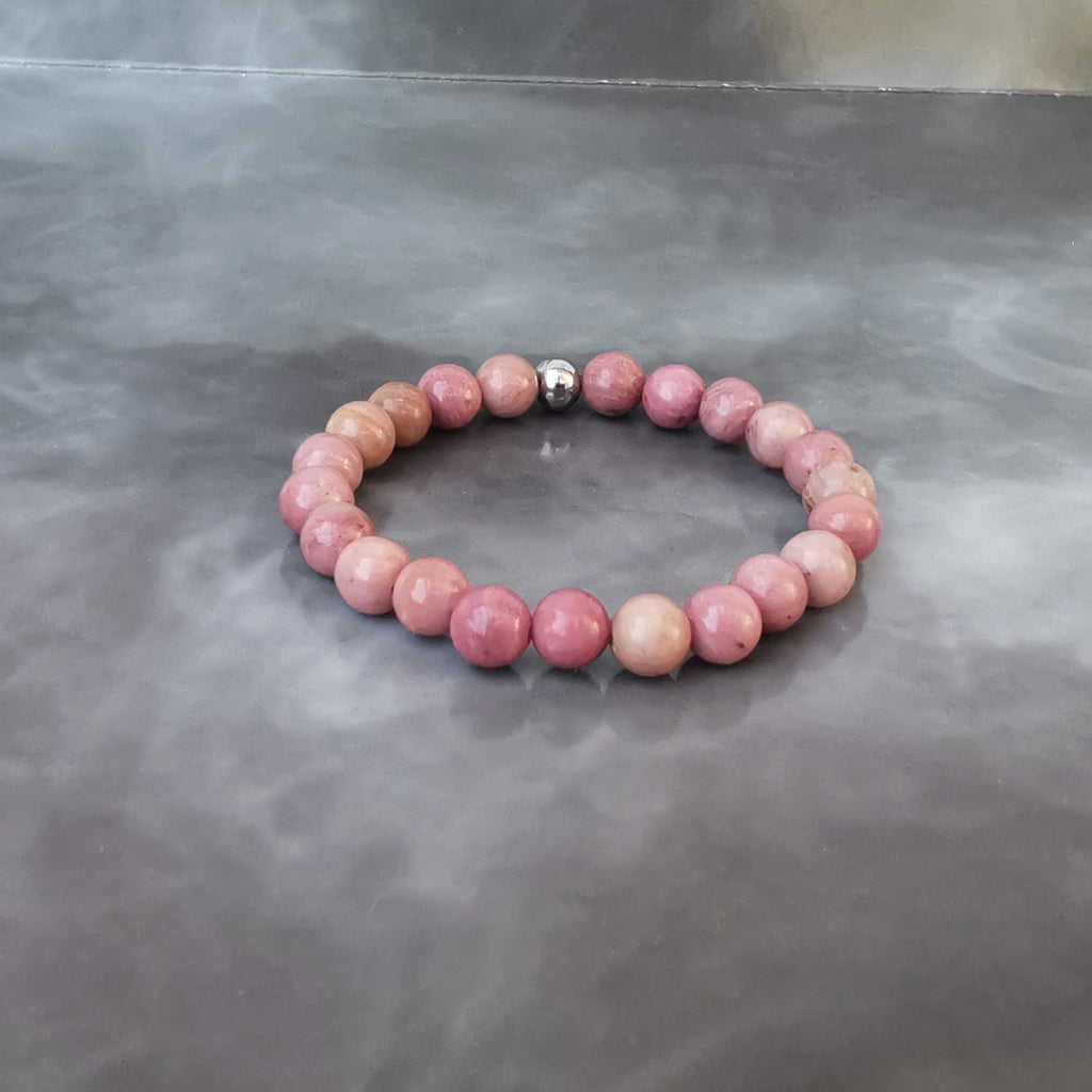 Bracelet enfant. En lithothérapie la rhodochrosite symbolise l'amour et le pardon. Bénéfique au flots de l'énergie et à l'équilibre du yin yang. Pierre qui apporte du courage et aide à combattre la dépression et les traumatismes émotionnels. Correspondance chakra: cœur.