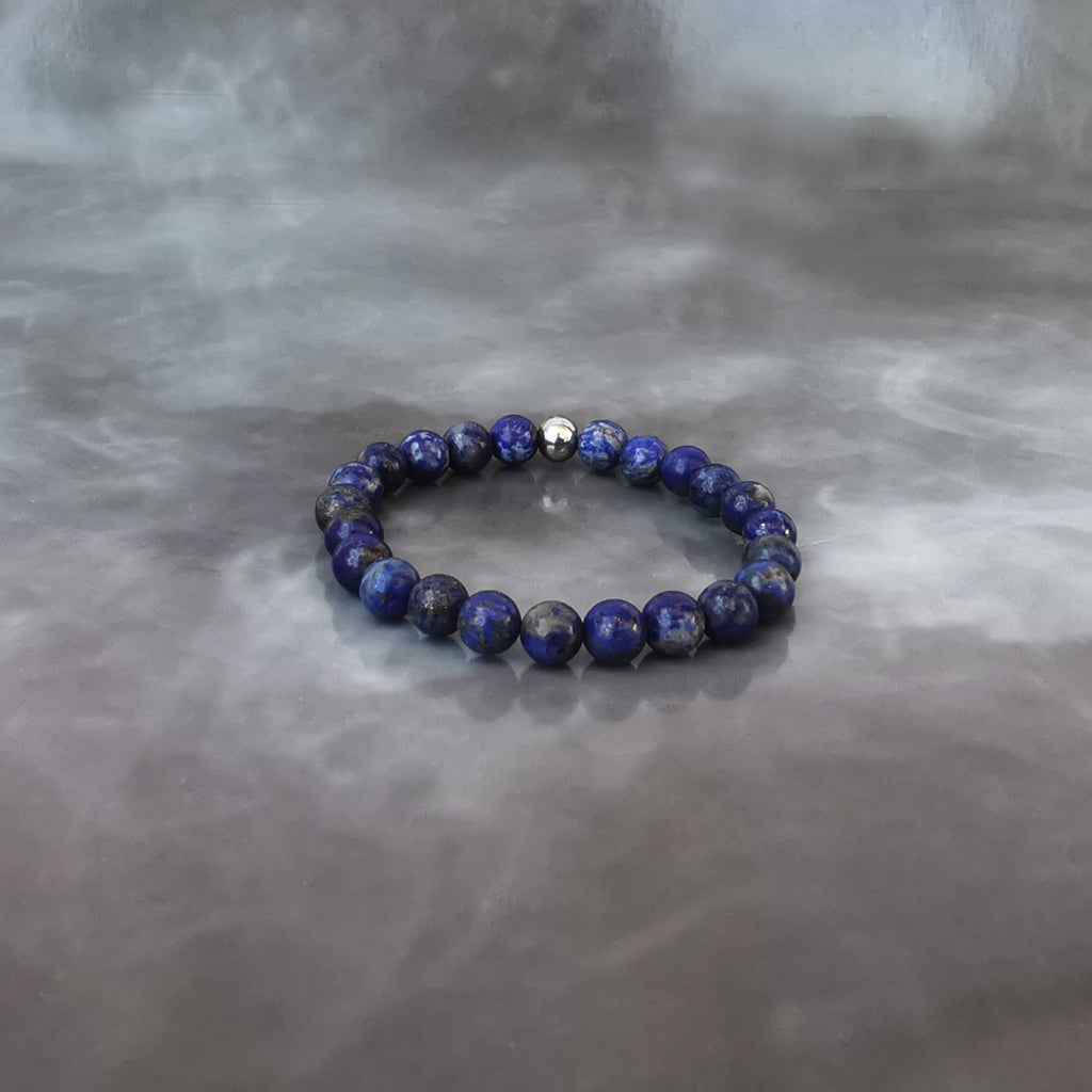 Bracelet en pierre naturelles, création française. En lithothérapie le Lapis Lazuli est une pierre de réconfort. C'est une pierre qui favorise l'amour, la vitalité et la sagesse. Pierre anti-stress qui aide à surmonter la dépression et s'ouvrir aux autres. Correspondance chakra: frontal.